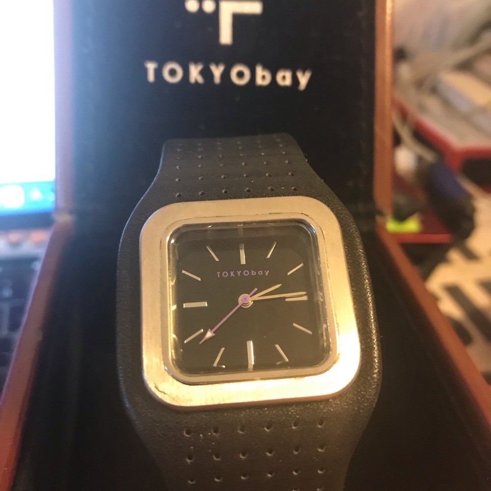 New  TOKYObay watch in leather case..